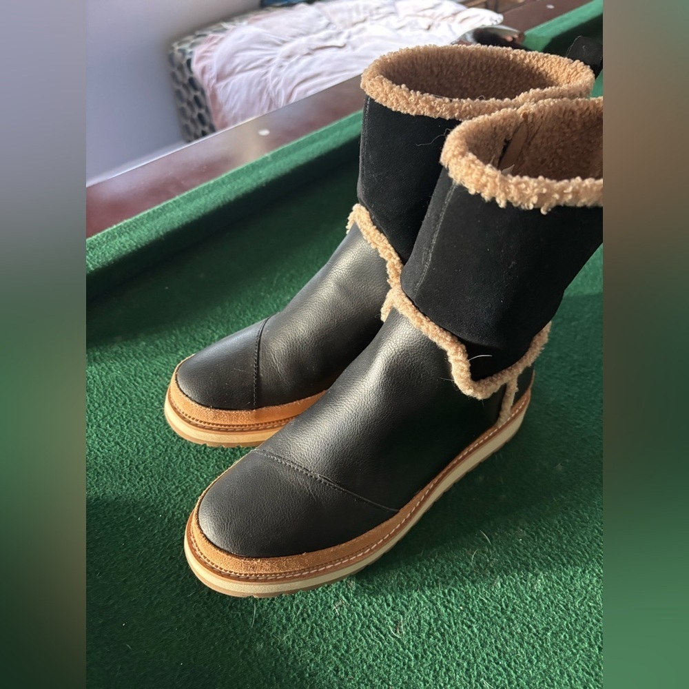 TOMS Makenna Boots Women’s Size 7.5 Black Suede Leather Faux Fur Sherpa Lined